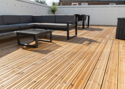Brunimprægneret terrasse med riller